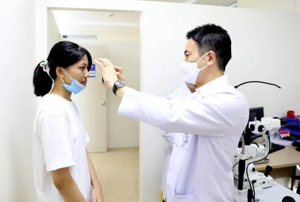 khám và tư vấn sử dụng kính tiếp xúc cứng tại bệnh viện mắt thiên thanh