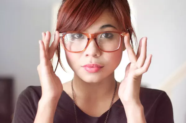 đeo kính để khắc phục tật cận thị
