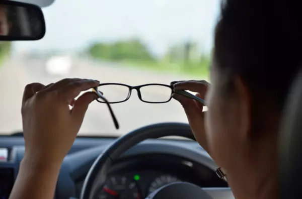 người cận 1.5 độ nên đeo kính khi tham gia giao thông