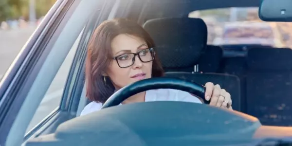 người cận thị cần đeo kính khi lái xe