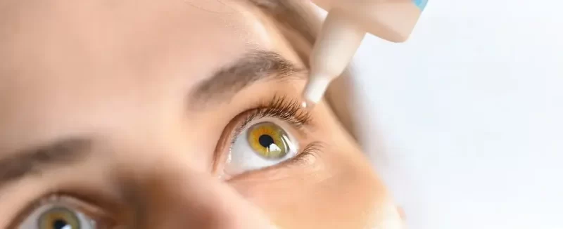nhỏ thuốc để giữ gìn mắt sau khi mổ lasik