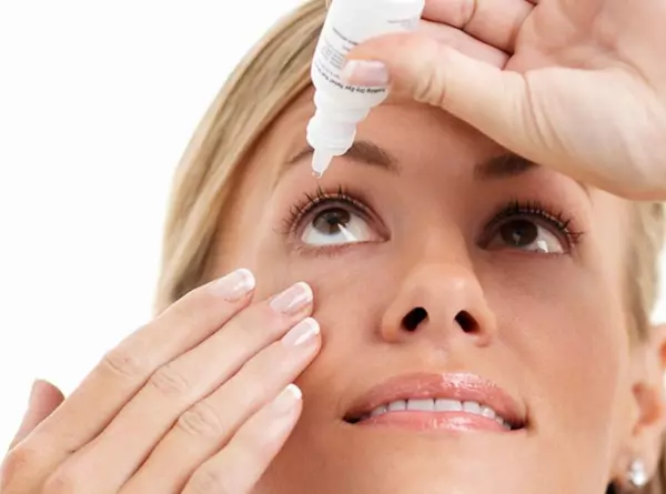 dùng nước mắt nhân tạo cải thiện tình trạng khô mắt sau mổ