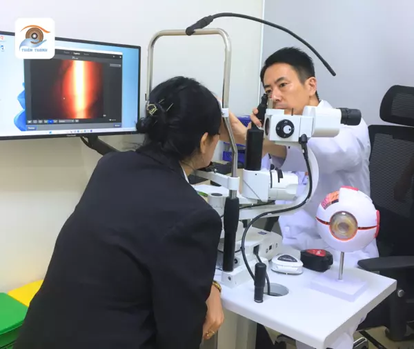 kiểm tra mắt định kỳ với bác sĩ nhãn khoa