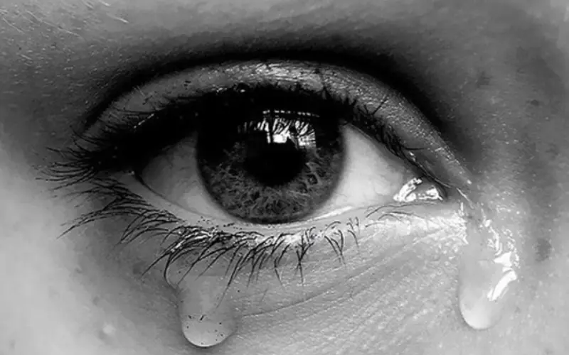 chảy nước mắt là biểu hiện của khô mắt