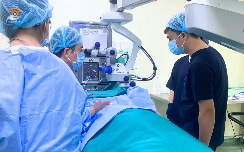 bác sĩ Nhật bản thực hiện ca phẫu thuật
