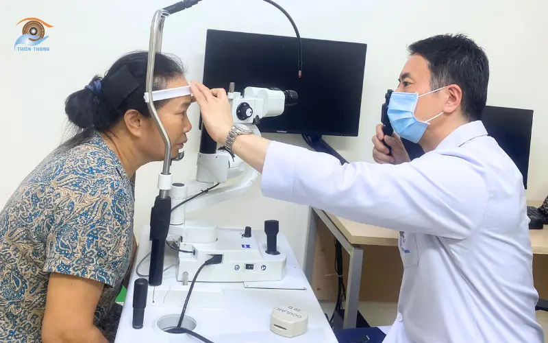 bệnh nhân thăm khám cùng bác sĩ Dannoue Kazuhiko