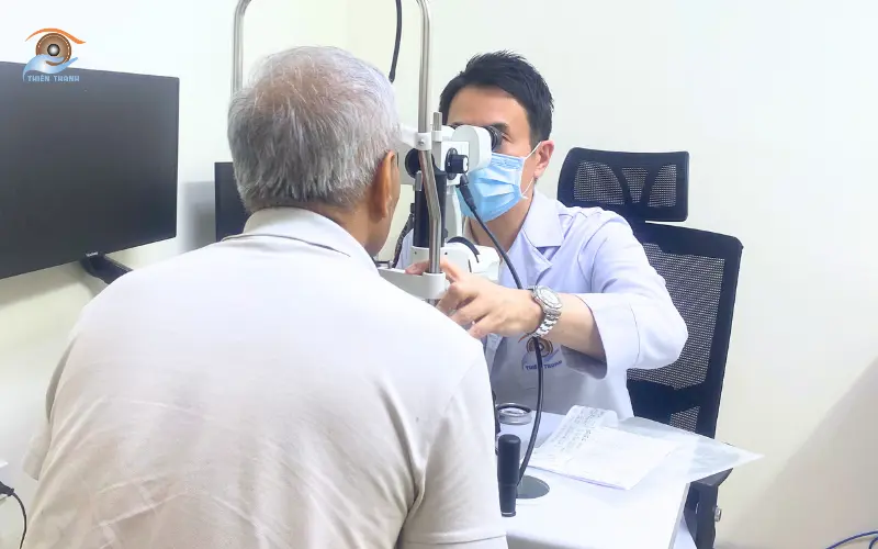 người bệnh thăm khám cùng bác sĩ Nhật Bản tại Bệnh viện Mắt Thiên Thanh