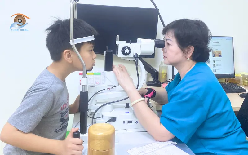tầm quan trọng của bác sĩ khám mắt cho trẻ em