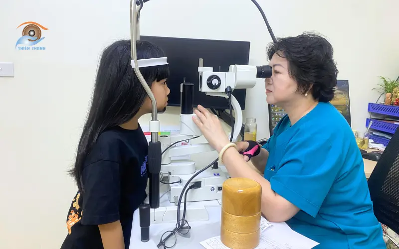 bác sĩ lê thuý quỳnh khám mắt cho trẻ em