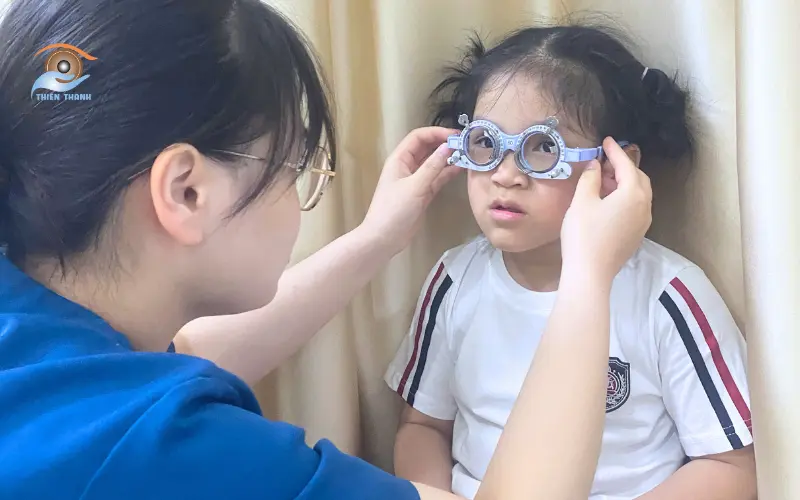 đưa trẻ đi khám mắt