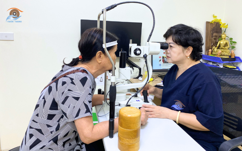 bác sĩ kiểm tra bệnh nhân sau khi mổ cườm nước