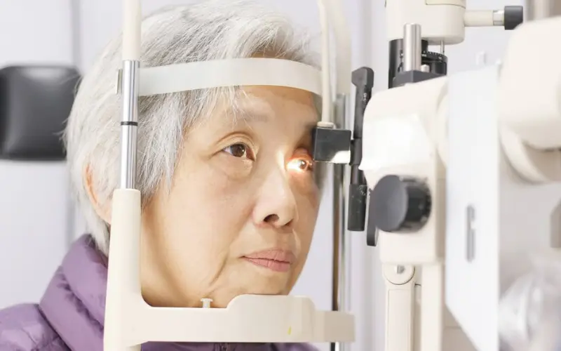 thực hiện kiểm tra trước khi mổ mắt cho người già