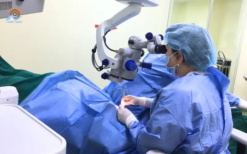 bác sĩ thực hiện mổ mắt cho người già tại bệnh viện mắt thiên thanh