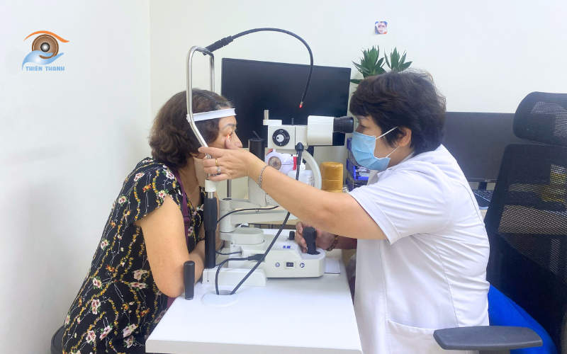 nên gặp bác sĩ nhãn khoa khi bị nháy mắt phải