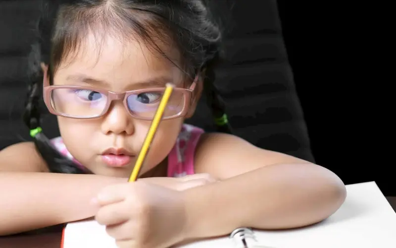 dấu hiệu trẻ bị lác mắt
