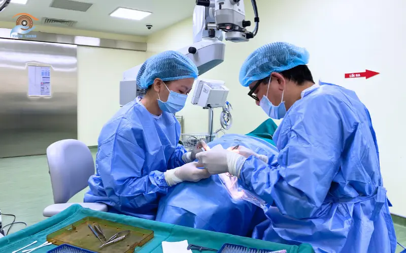 phẫu thuật chữa lác mắt