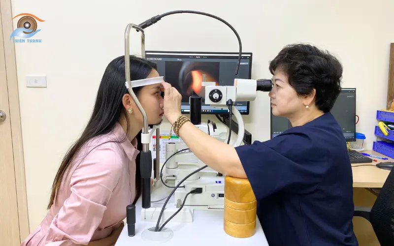 thăm khám mổ cận cùng bác sĩ nhãn khoa