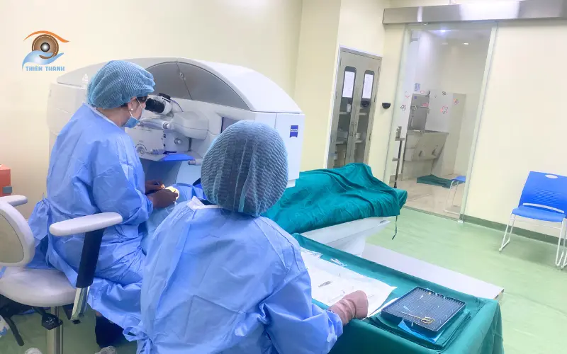 phương pháp mổ ảnh hưởng đến thời gian phục hồi sau mổ mắt