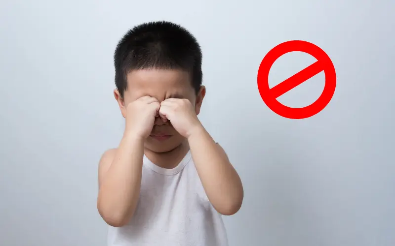 không dụi mắt sau mổ
