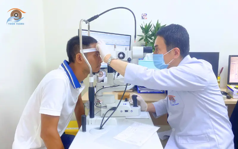 kiểm tra mắt bằng đèn soi đáy mắt