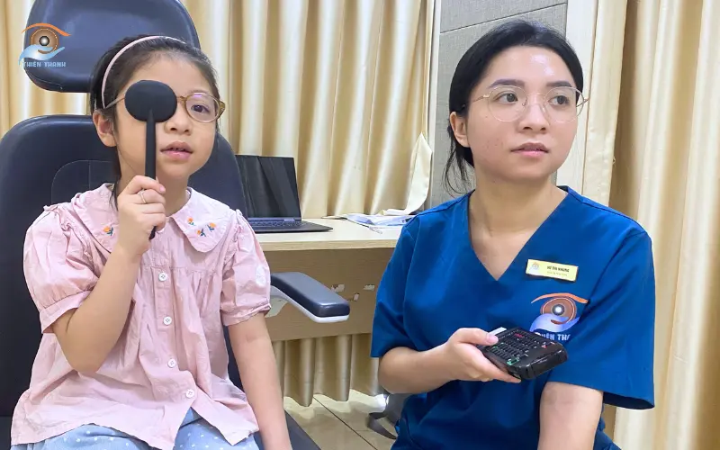 kiểm tra thị lực ở trẻ 