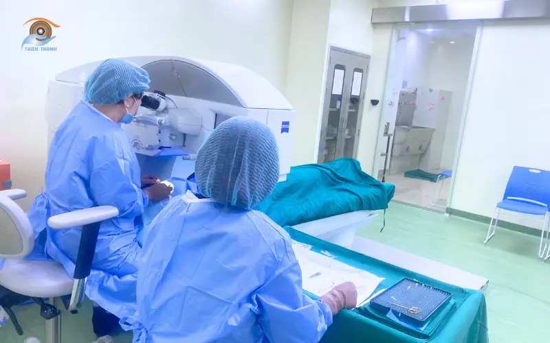 phẫu thuật điều trị lệch khúc xạ