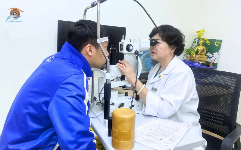 thăm khám mắt kĩ càng cùng chuyên gia nhãn khoa