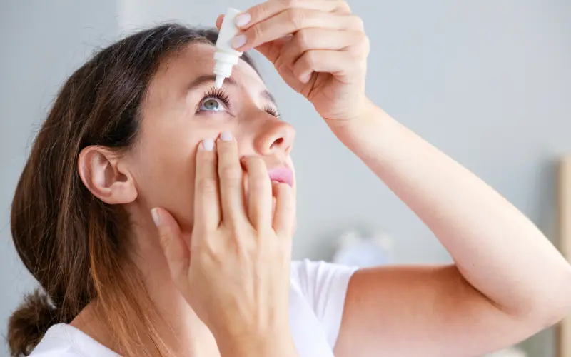 tra thuốc nhỏ mắt theo chỉ định