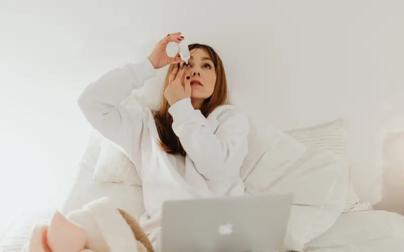 tra thuốc nhỏ mắt