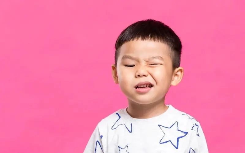 trẻ em hay nháy mắt là bệnh gì