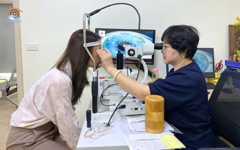 khám trước khi mổ cận
