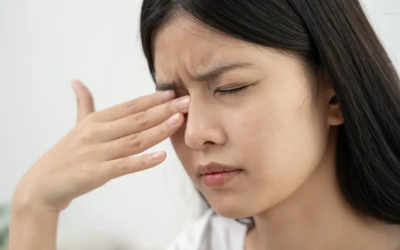 mắt khô cộm