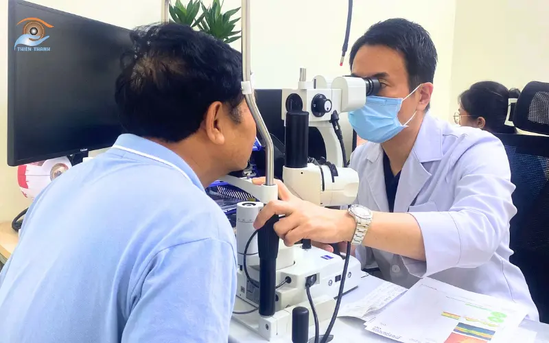 thăm khám mắt bị lông mi quặm