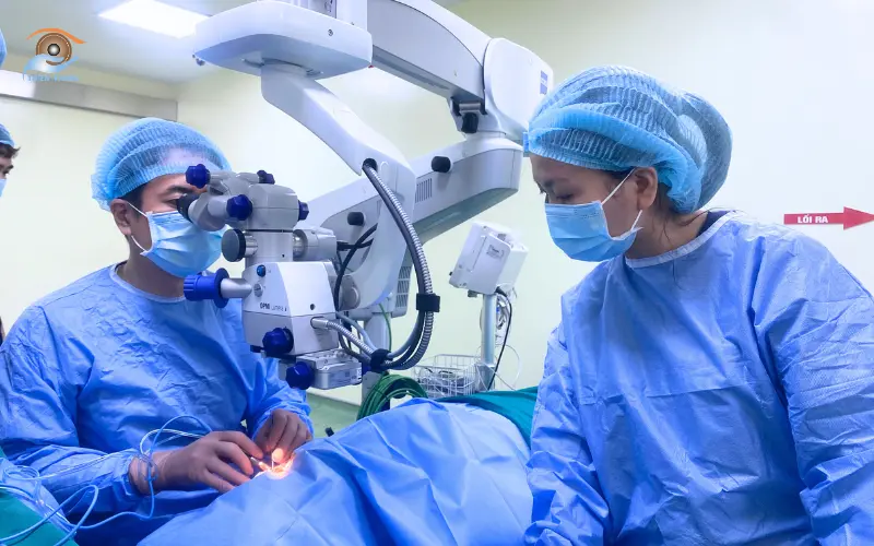 thực hiện phẫu thuật điều trị bệnh