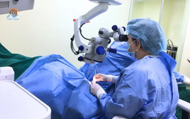 thực hiện phẫu thuật glôcôm