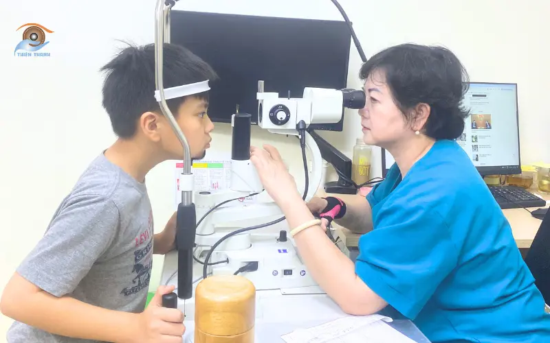 trẻ khám mắt cùng bác sĩ nhãn khoa