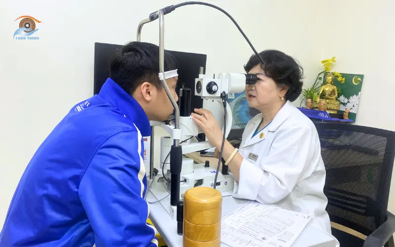 kiểm tra tình trạng mắt cùng bác sĩ