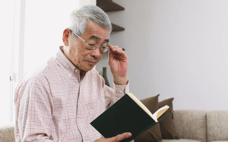 đục thủy tinh thể đeo kính gì