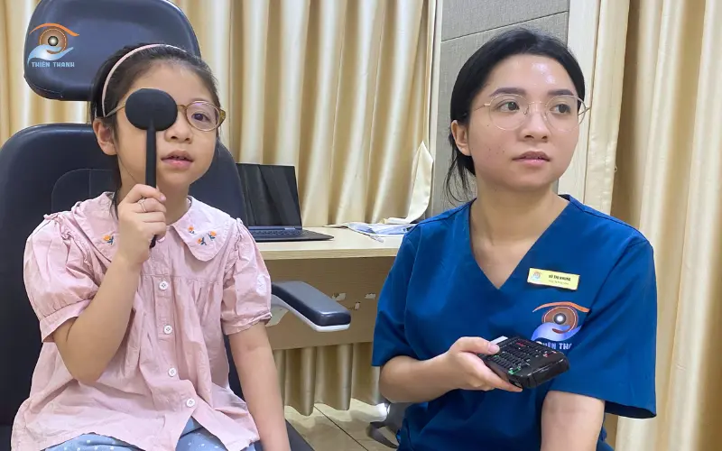 trẻ cần tái khám định kỳ để theo dõi