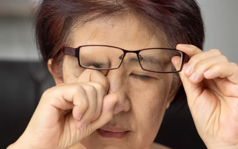 dụi mắt quá mạnh