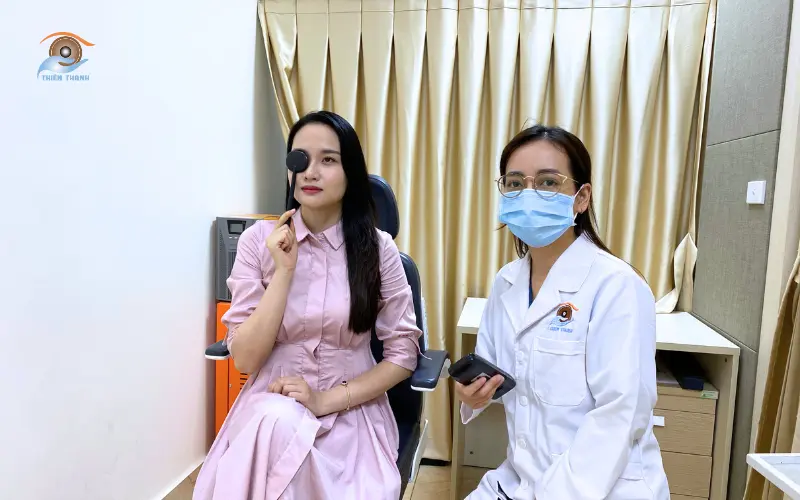 kiểm tra mắt tại bệnh viện