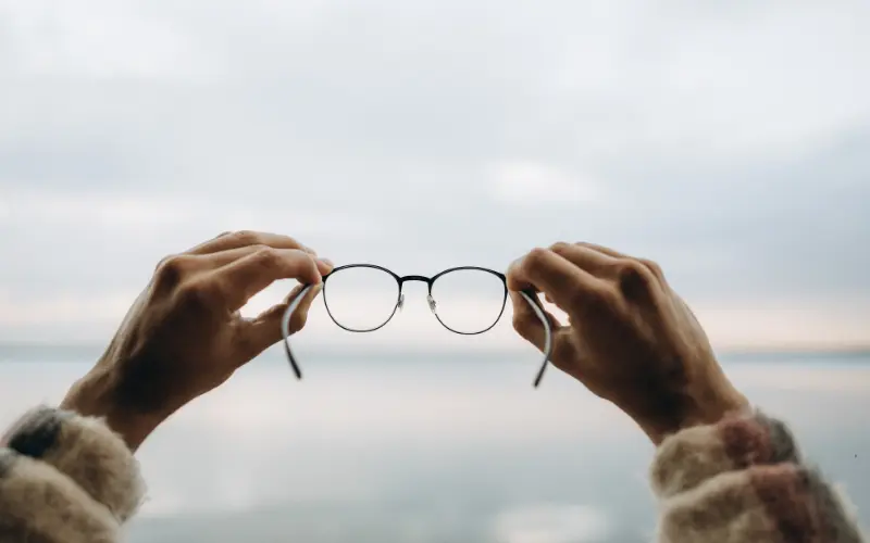 mắt 9/10 có nên đeo kính không