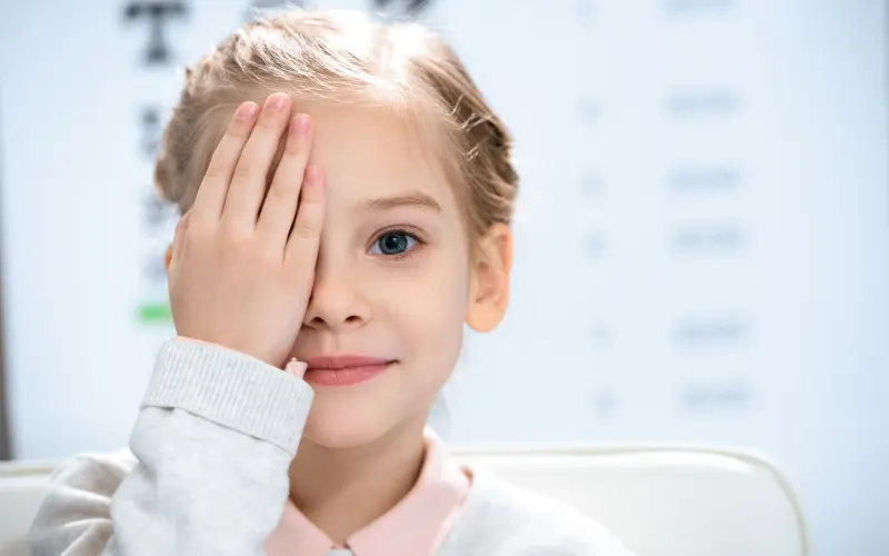 Mắt bị tật khúc xạ là sao? Nguyên nhân và phương pháp điều trị