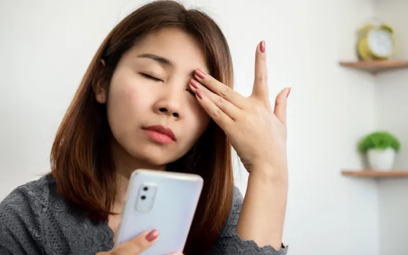 mỏi mắt khi nhìn màn hình điện thoại quá lâu