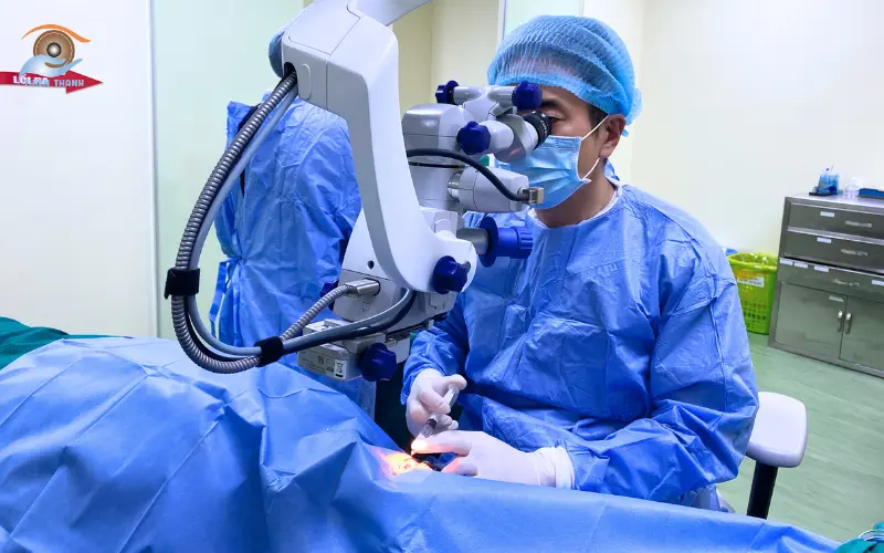 tại sao mổ bong võng mạc phải nằm sấp