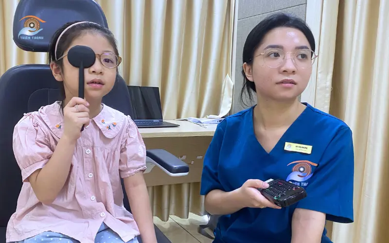 Tật khúc xạ nghĩa là gì? Phân loại, nguyên nhân và cách điều trị