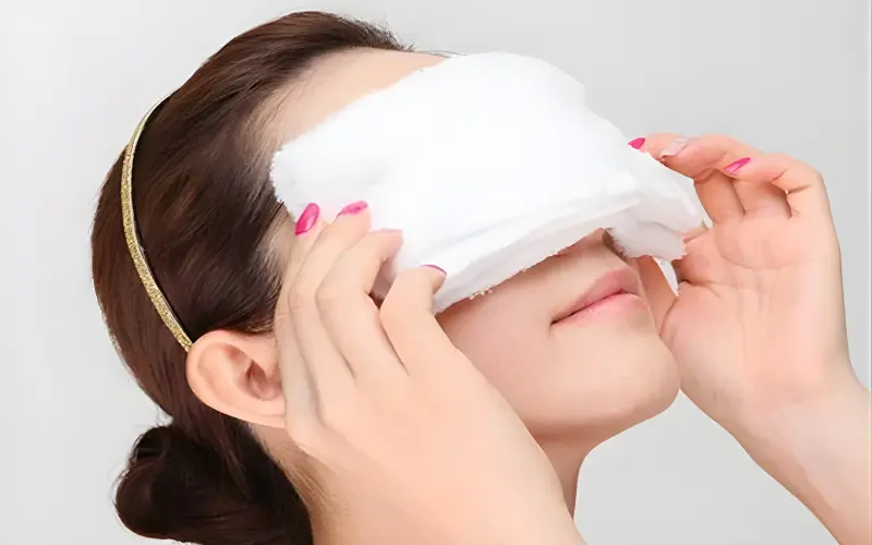 chườm ấm bằng khăn