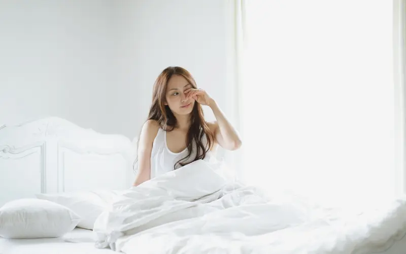 Khô mắt khi ngủ dậy: Nguyên nhân và cách điều trị dứt điểm