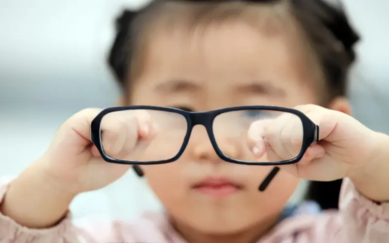 mắt lác do tật khúc xạ