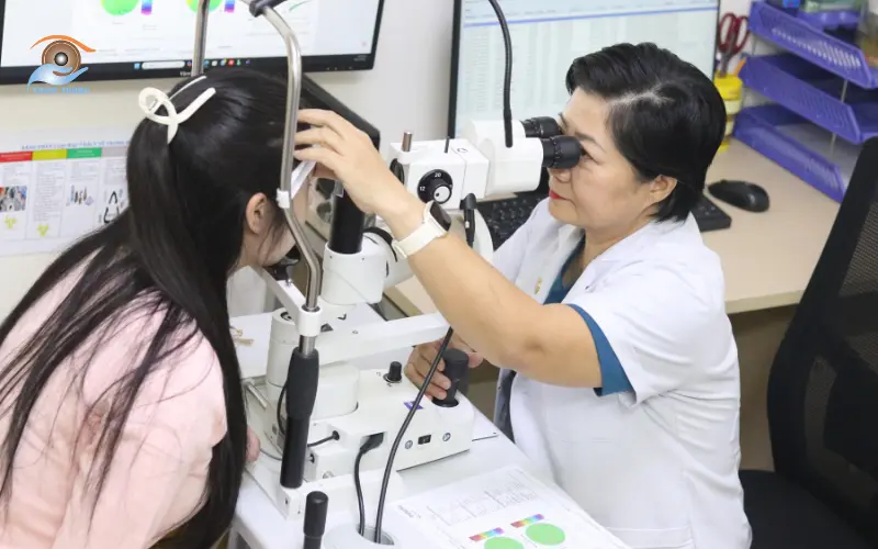 kiểm tra mắt cùng bác sĩ chuyên khoa